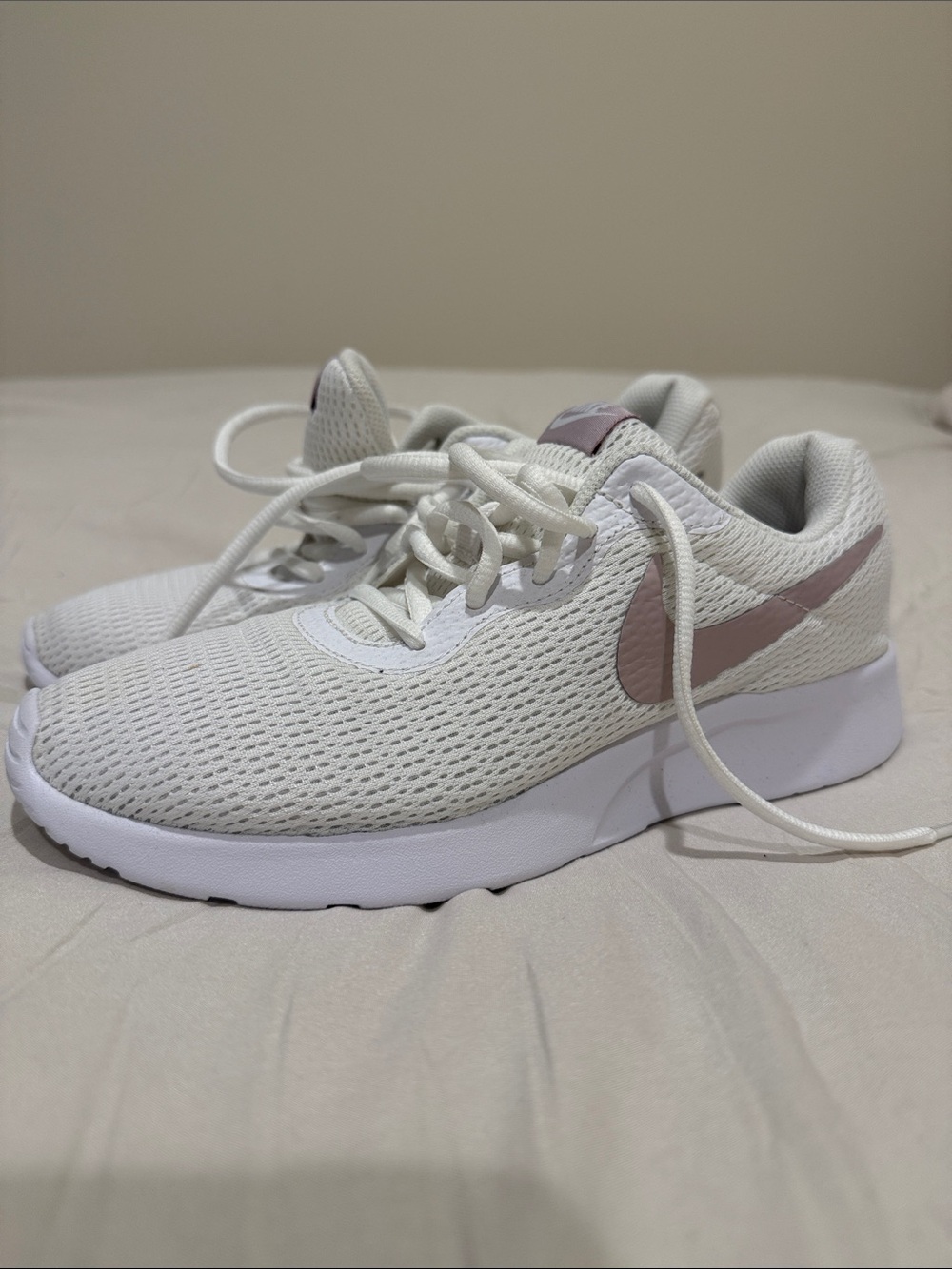 Nike Women’s Lightweight White Sneakers with Blush Swoosh size 9 Like NEW